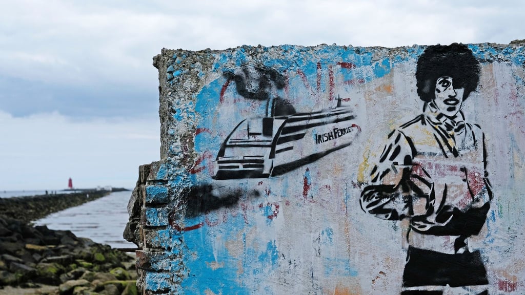 Die Dubliner Seemauer zieht sich rund zwei Kilometer ins Wasser - am Ende steht der Leuchturm Poolbeg Lighthouse.
