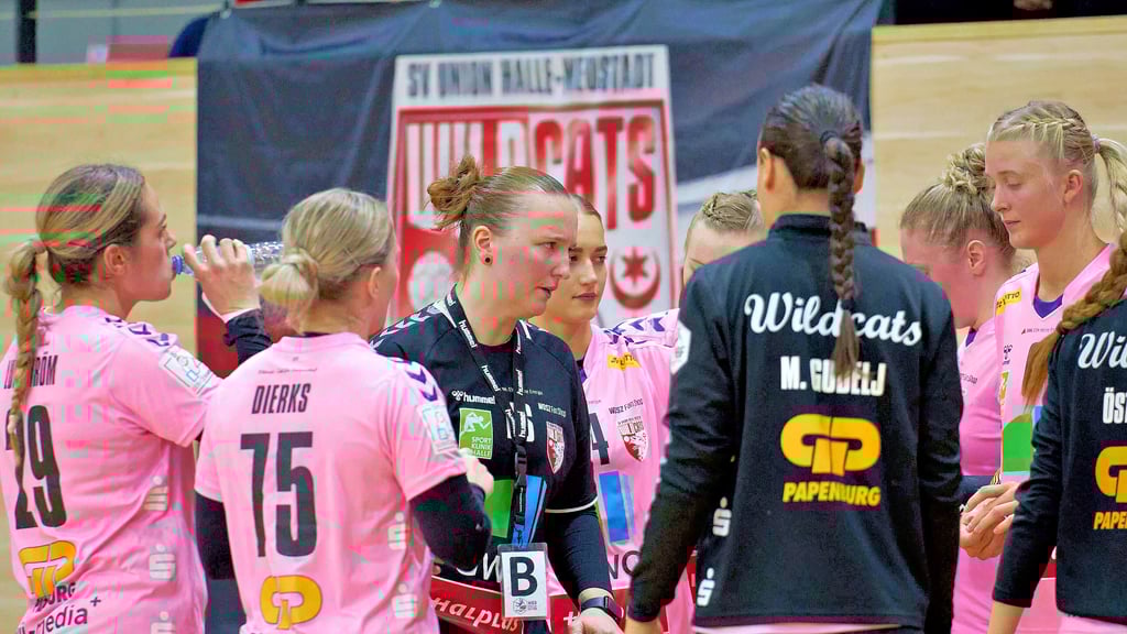 Union-Trainerin Katrin Schneider gibt ihren Spielerinnen Instruktionen.