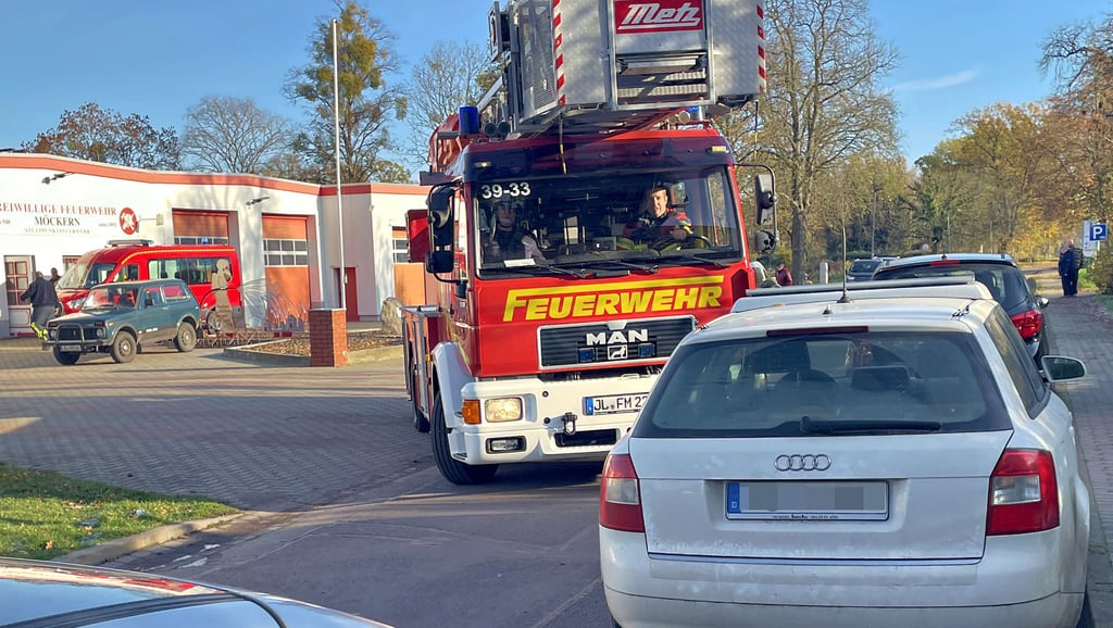 Bei manchen Veranstaltungen in der Stadthalle Möckern können parkende Autos die zügige Ausfahrt der Feuerwehreinsatzkräfte behindern.