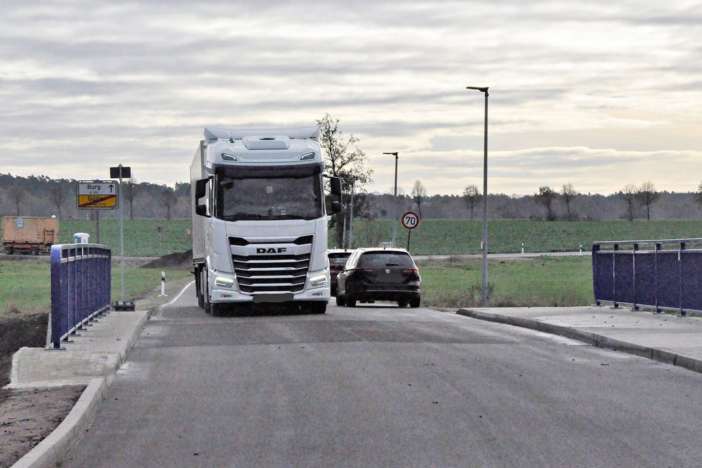 Die ersten Fahrzeuge rollten schon vor der offiziellen Freigabe über die neue Brücke, darunter auch ein Lastwagen aus Mecklenburg-Vorpommern.