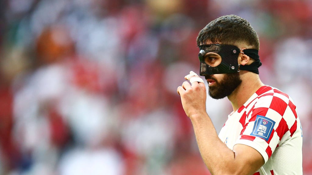 Josko Gvardiol von RB Leipzig spielt bei der WM in Katar mit einer Gesichtsmaske für Kroatien.