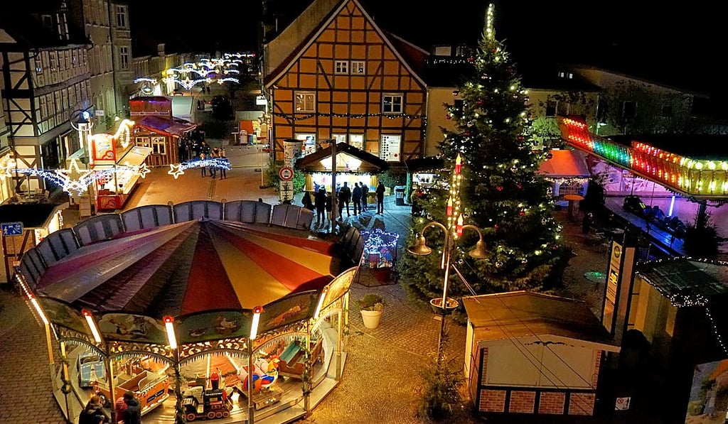 Nicht nur auf dem Rathausturmplatz wird in der Adventszeit in Salzwedel Weihnachtsstimmung verbreitet.