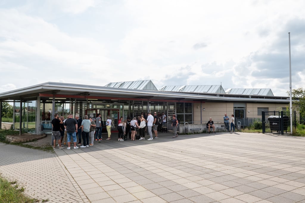 Die Glückauf-Sporthalle in Hohenmölsen soll als Unterkunft für den Notfall dienen, wenn Strom und Gas knapp werden sollte.