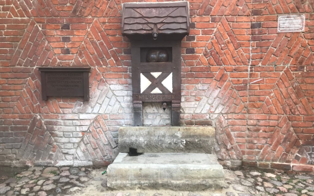 Die Holzwanne aus Eichenholz fehlt: Was passiert mit dem Puparschbierbrunnen in Salzwedel?