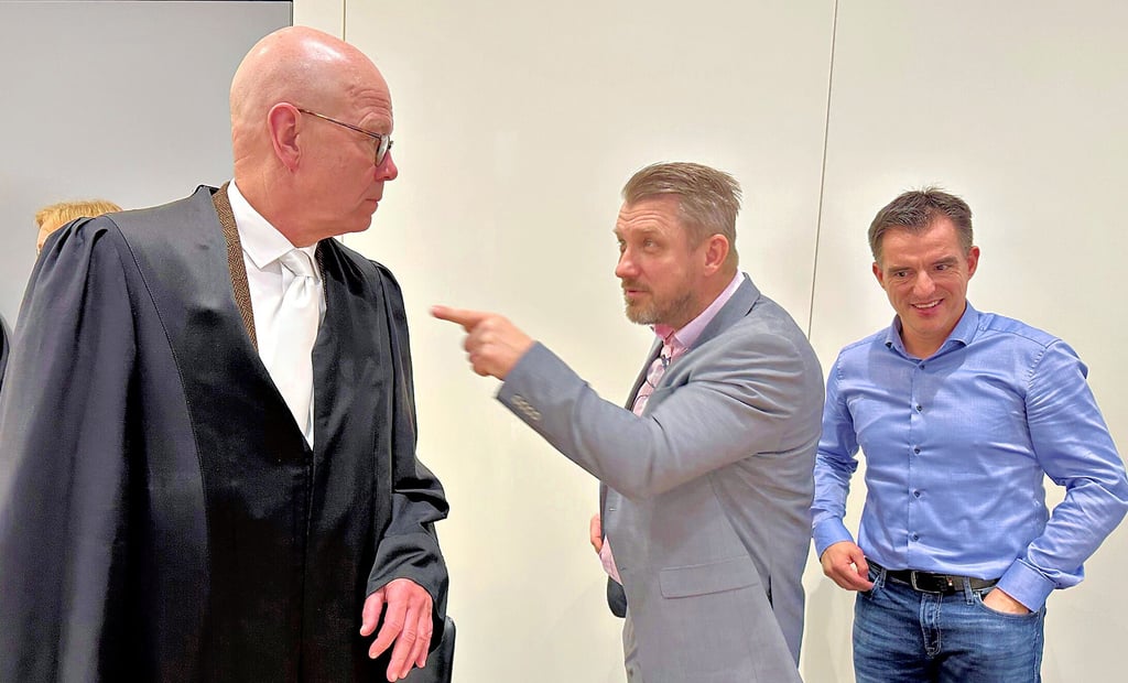 Die Bürgermeister von Calbe und Hecklingen, Sven Hause und Hendrik Mahrholdt (rechts) sprachen sich mit dem Rechtsanwalt ihrer Kommunen, Prof. Dr. Matthias Dombert ab.
