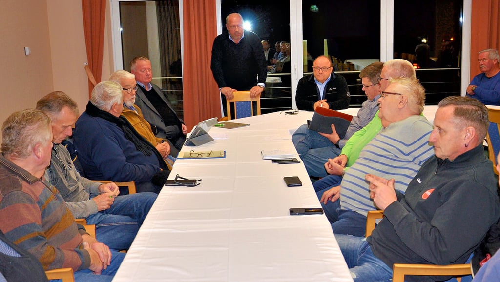 Ernste Mienen im Gespräch um einen 450 000-Euro-Zuschuss für das Bad im Salzlandcenter Staßfurt. Inhaber Ingo Jung (stehend) macht vor Stadträten und Bürgermeister noch mal deutlich, dass es ohne das nötige Geld nicht weitergehen wird. Auch für zwölf Mitarbeiter nicht.