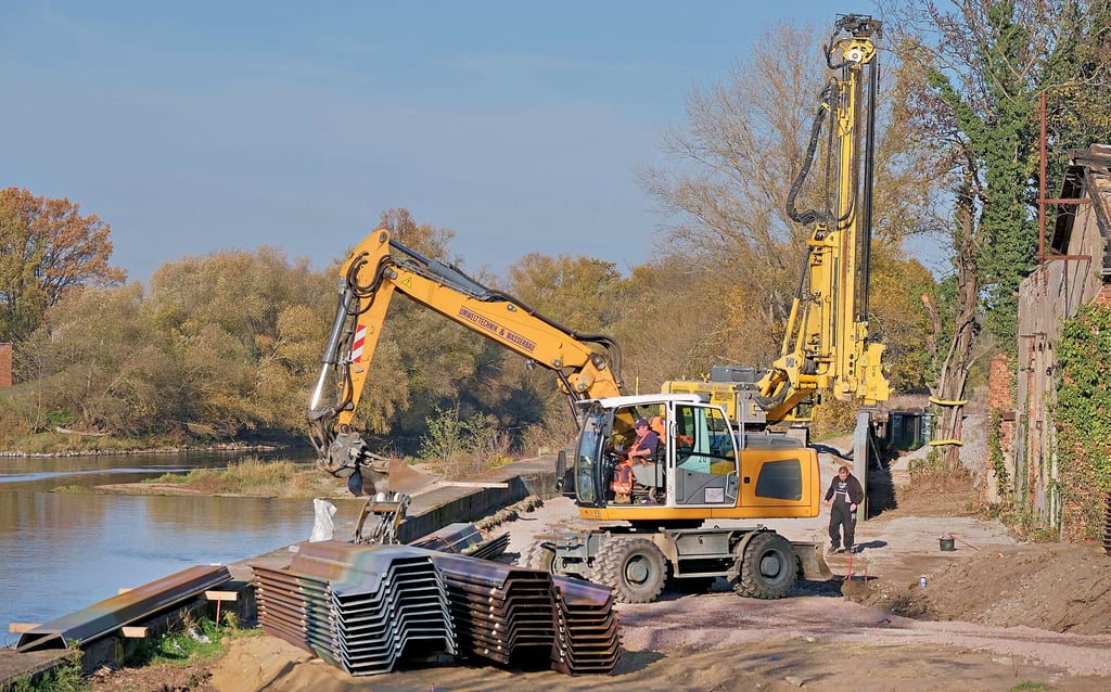 Auf 120 Meter Länge werden in Raguhn Stahlelemente in die Erde getrieben. Die Spundwand soll den Hochwasserschutz komplettieren.