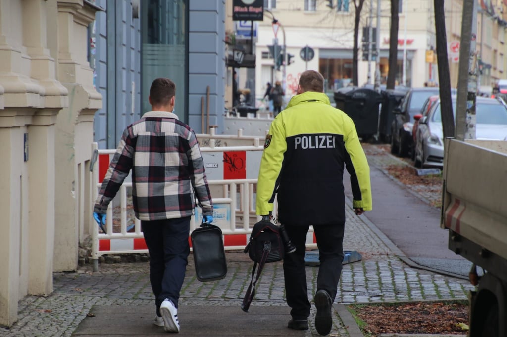 Die Polizei setzte ihre Untersuchungen zur Gewalttat in der Flüchtlingsunterkunft in der LuWu am Mittwoch fort.