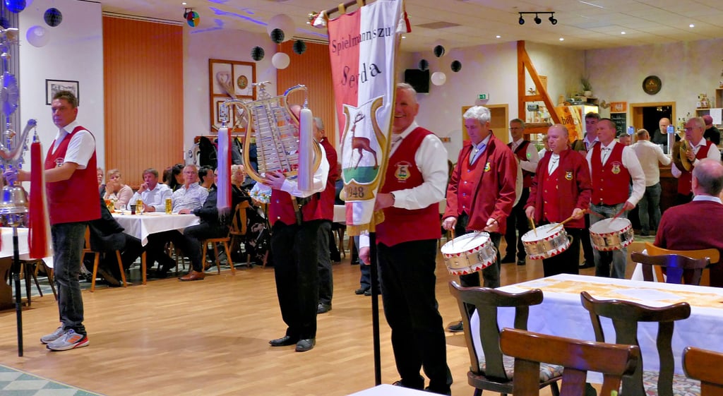 Der Seydaer Spielmannszug eröffnet das Fest der Vereine im Schützenhaus in Seyda.