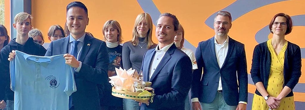 Kenichiro Toko (l.), amerikanischer Generalkonsul, besucht in Wittenberg die Evangelische Gesamtschule „Philipp Melanchthon“.