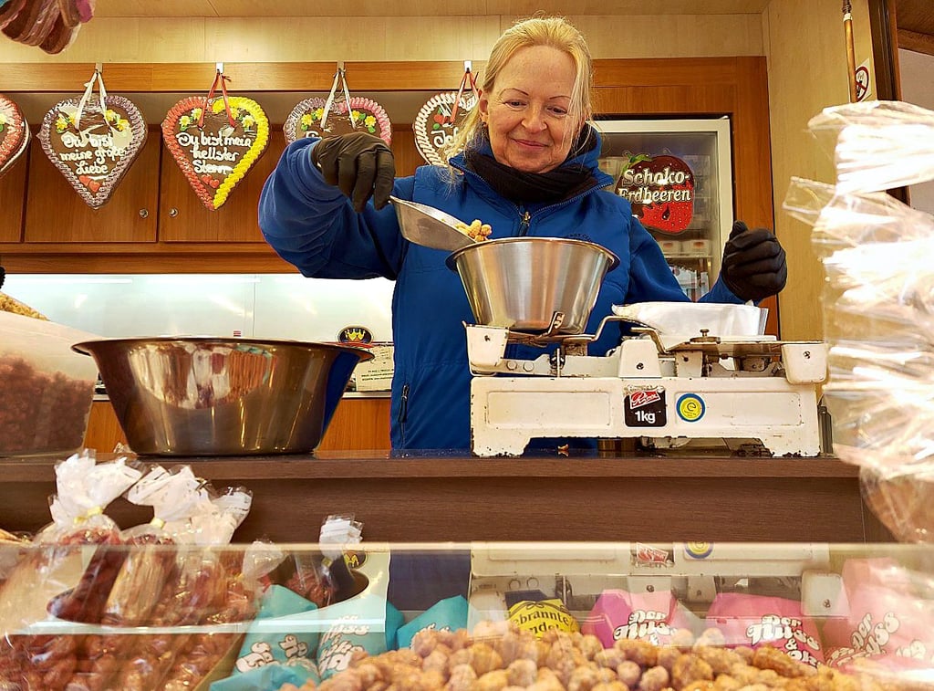Angela Wittler verkauft Mandeln und süße Früchte.