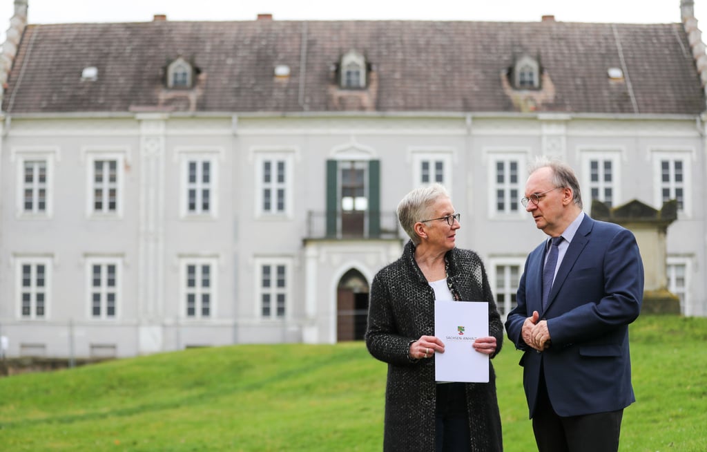 Ministerpräsident Reiner Haseloff (CDU) gemeinsam mit Brigitte Mang, der Ex-Direktorin der Kulturstiftung Dessau-Wörlitz