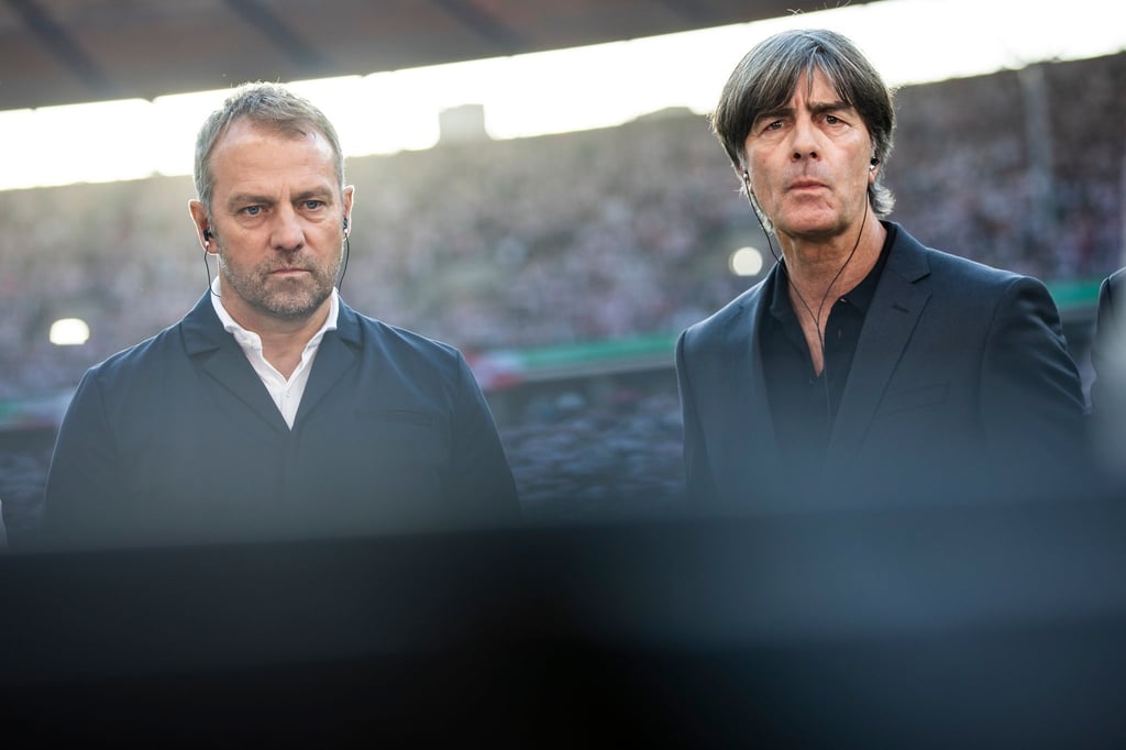 Bundestrainer Hansi Flick (l) unterhielt sich vor der WM mit Jogi Löw.