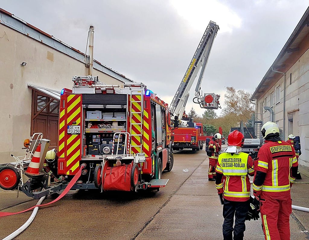 Die Einsatzübung der Berufsfeuerwehr bei der Tischlerei Körting im Gewerbegebiet Mitte.