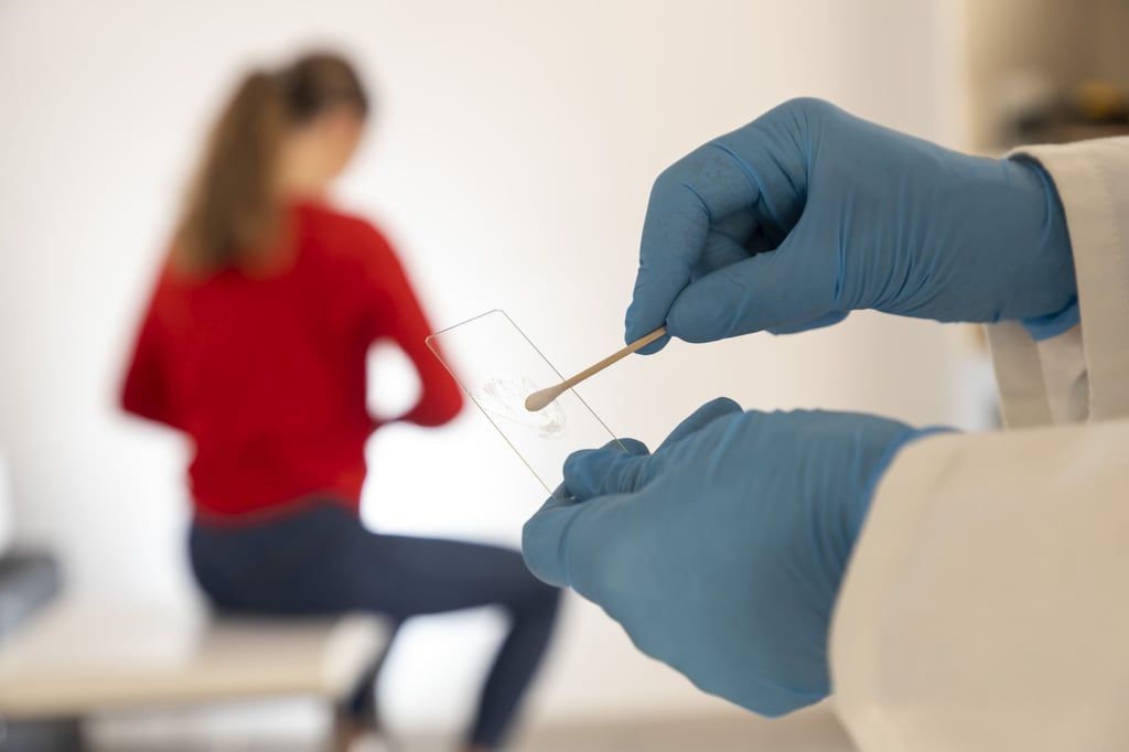Die Untersuchung auf Gebärmutterhalskrebs wird mittels eines PAP-Tests gemacht. Dabei wird der Abstrich mikroskopisch auf Zellveränderungen untersucht.