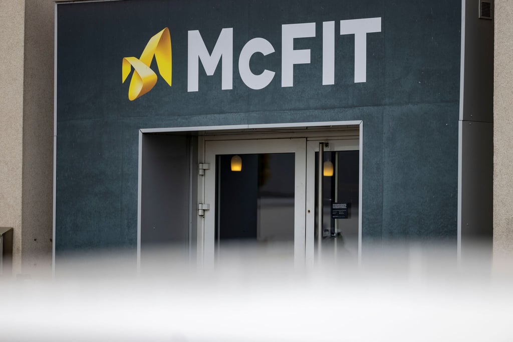 Der Eingangsbereich eines McFit-Fitnessstudios.