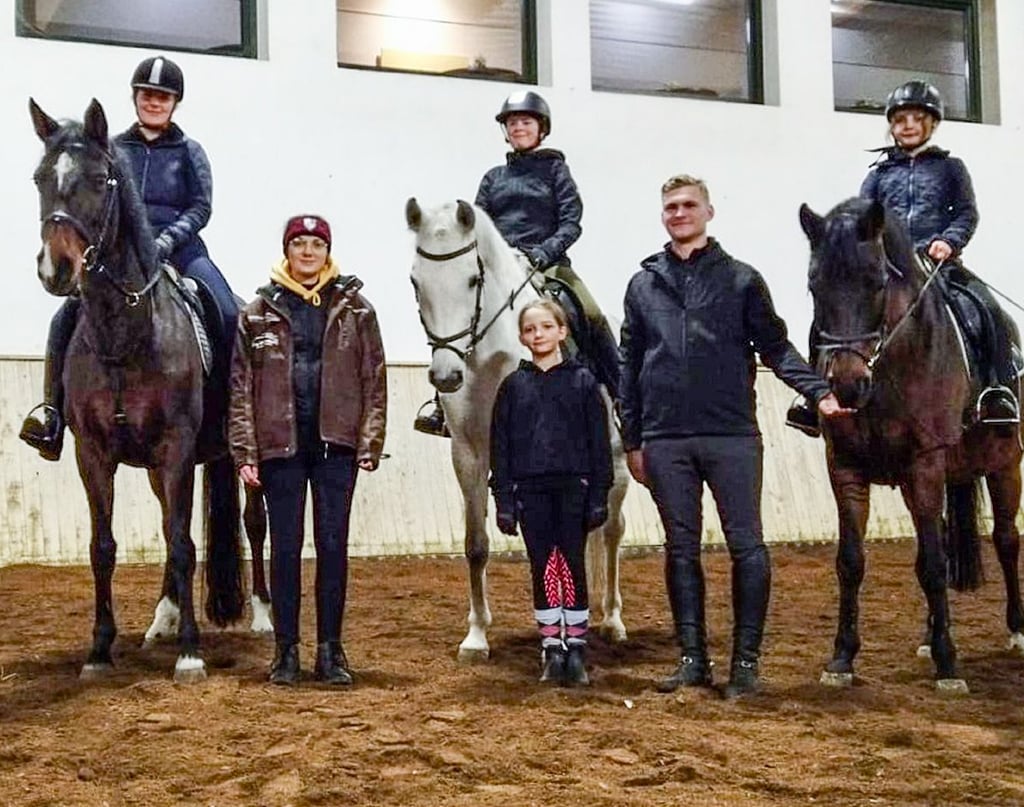 Nadine Claus (2.v.li.) und Clemens Kotzyba (2.v.re.) mit einigen ihrer Schützlinge, die sie als neue Trainer beim Reit- und Fahrverein Stangerode unterrichten.