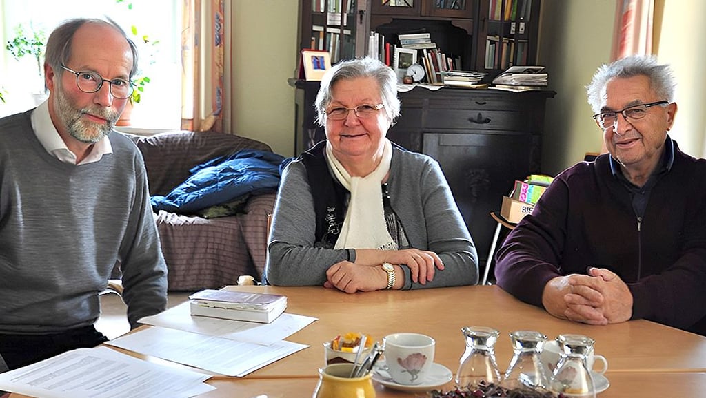 Pfarrer Ulrich Paulsen (von links) dankt dem Ehepaar Renate und Jochen Poitz aus Stendal für ihre großzügige Spende.
