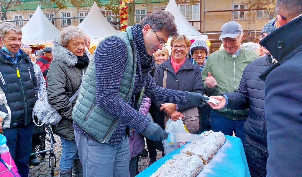 Offiziell eröffnet wurde der Adventsmarkt mit dem Stollenanschnitt um 16 Uhr. Oberbürgermeister Robert Reck nahm selbst das Messer in die Hand.