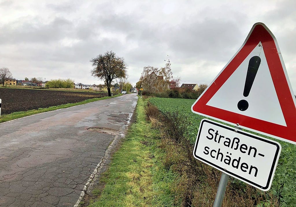 Die Straße zwischen Dölbau und Halle ist marode. Doch weder Stadt noch Landkreis fühlen sich zuständig.