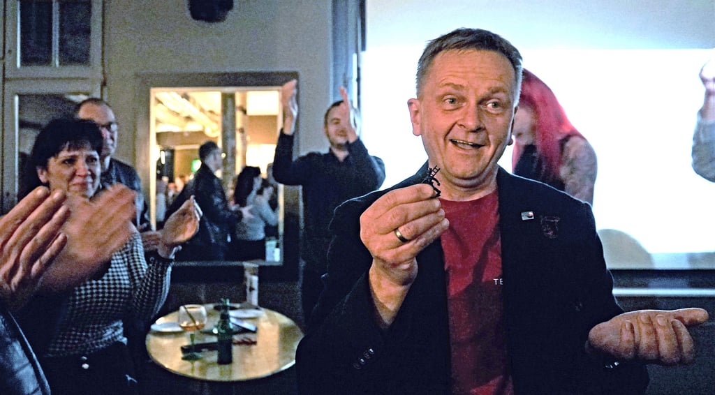 Olaf Meining hatte einen kleinen Schornsteinfeger am Wahlabend dabei.