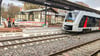 Der Zug aus Richtung Halberstadt in Richtung Thale hält  und wartet auf den Zug aus der Gegenrichtung. Aus- oder zusteigen kann niemand, am Bahnsteig wird noch gearbeitet.