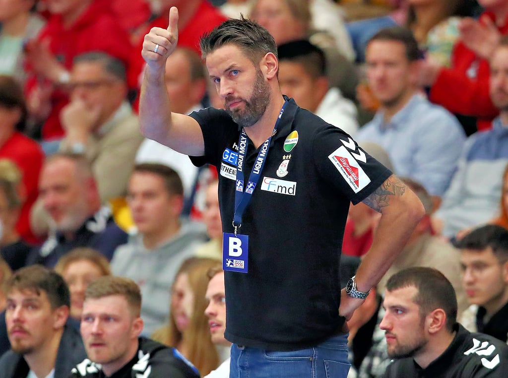 Daumen hoch zum Einzug ins Pokal-Achtelfinale: SCM-Trainer Bennet Wiegert war in Ludwigshafen nicht mit allem zufrieden – letztlich aber mit dem Sieg seiner Mannschaft.