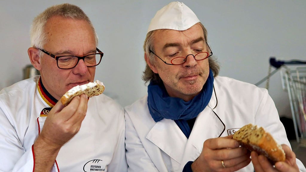 Tester Michael Isensee (l.) und Bäckermeister Helge Sommerwerk aus Mücheln.