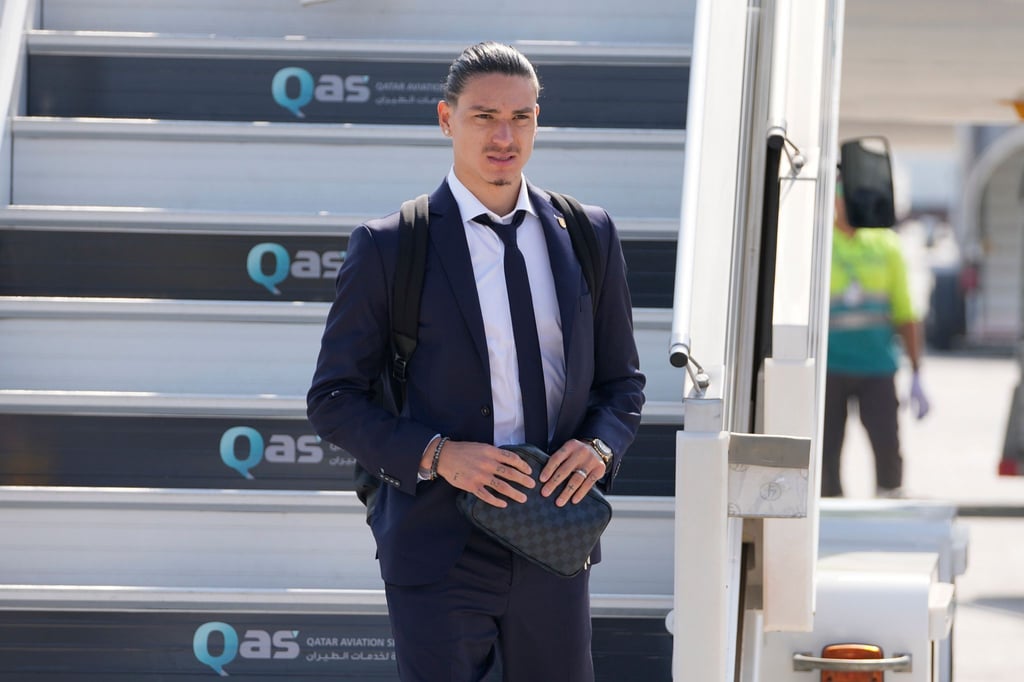 Uruguays Nationalspieler Darwin Nunez kommt am Flughafen in Doha an.