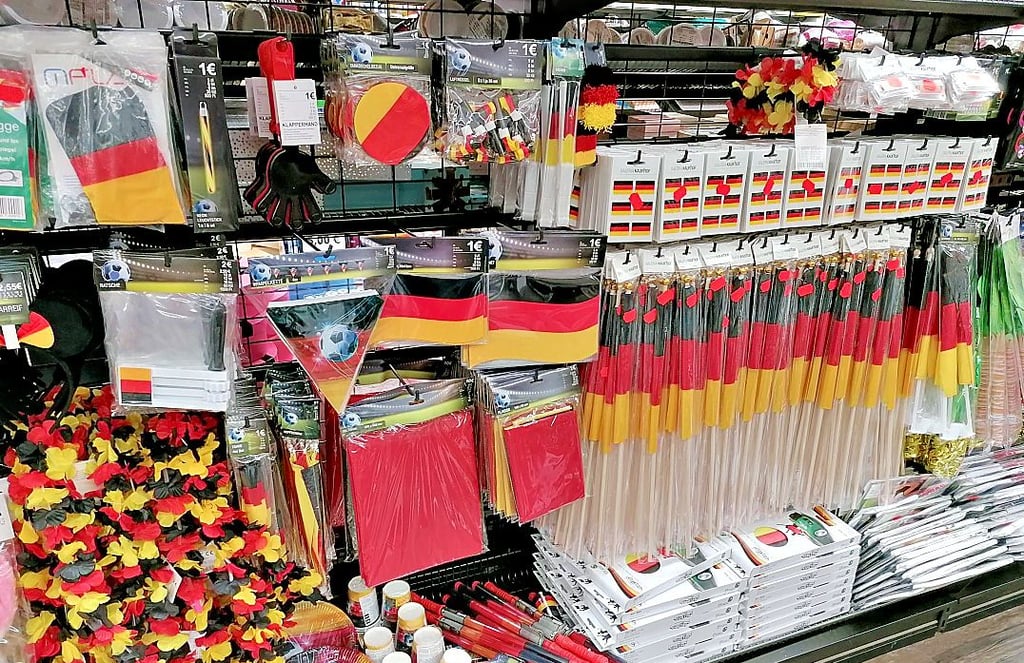 Der Tedi Markt im Altmarktforum Stendal bietet alles, was das Fanherz begehrt. In diesem Jahr entwickeln sich die Fanartikel aber scheinbar zu Ladenhütern.
