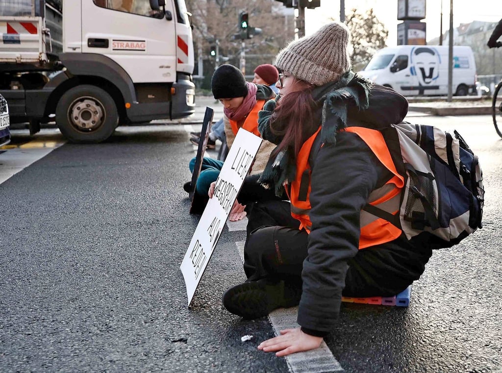 Aktivisten protestieren auf der Prenzlauer Allee in Berlin.