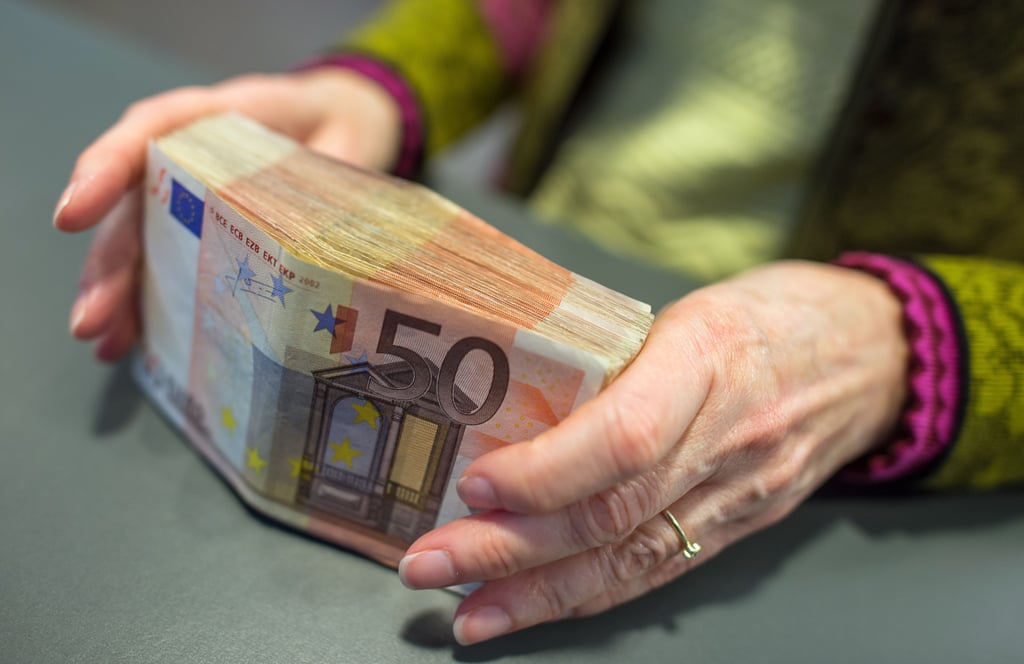 Rund 35000 Euro soll der Beschuldigte von den Konten der Betroffenen entwendet haben.