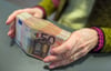 Rund 35000 Euro soll der Beschuldigte von den Konten der Betroffenen entwendet haben.