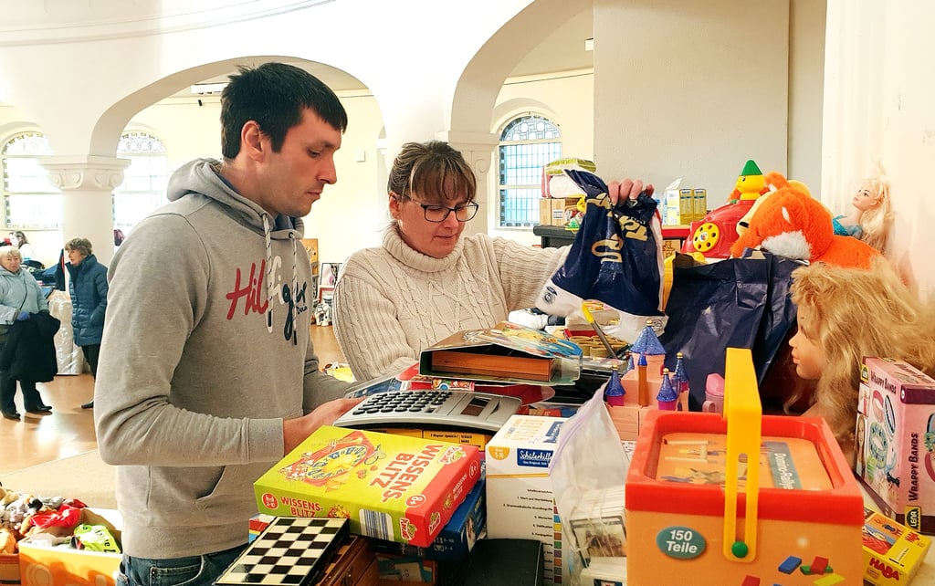 Für Kinder ist der Geschenketisch besonders reich gedeckt. Kirsten Lebek und Mathias Block sortieren Spielsachen.
