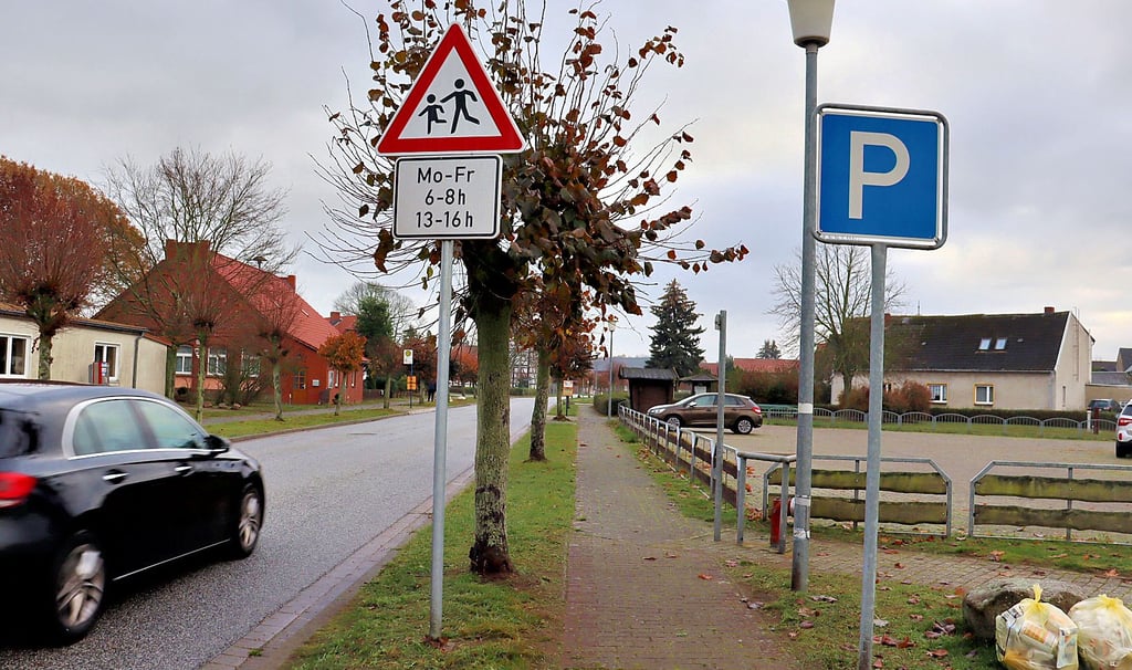 Um die Kinder an der Bushaltestelle in Wenze vor dem Verkehr zu schützen, wurde an der Landesstraße jetzt dieses Schild aufgestellt.