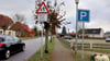 Um die Kinder an der Bushaltestelle in Wenze vor dem Verkehr zu schützen, wurde an der Landesstraße jetzt dieses Schild aufgestellt. 