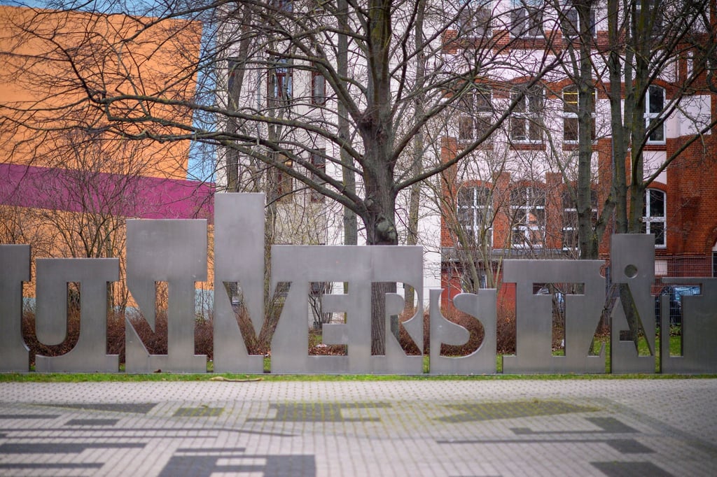 „Universität“ ist am Zugang zum Campus der Magdeburger Universität zu lesen.