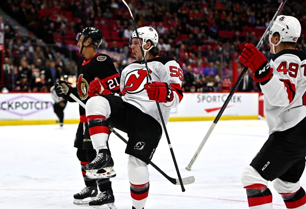 Erik Haula (M) von den New Jersey Devils hat allen Grund zur Freude.