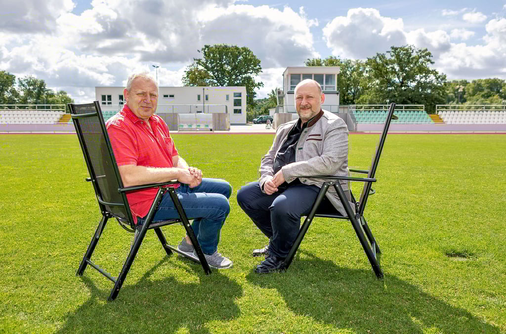 Der Vizepräsident des 1. FC, Uwe Kraneis (links), und Stadtratsvorsitzender Ulf Altmann gemütlich auf dem Spielfeld: Der Fußballclub übernimmt jetzt das Ernst-Thälmann-Stadion.
