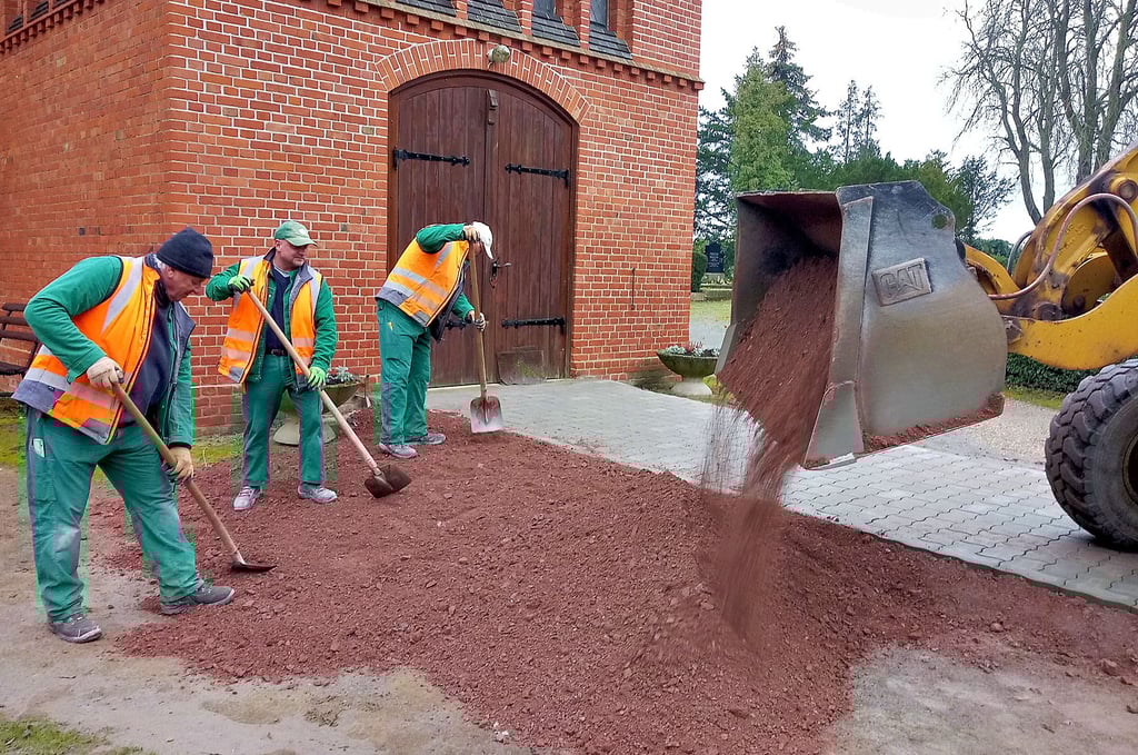 Vor der Kapelle in Seehausen sind die Bauleute an der Arbeit.