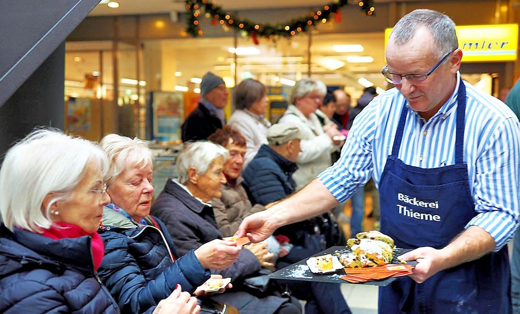 Matthias Thieme, Bäckermeister aus Zeitz, verteilt Kostproben.