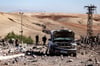 Menschen begutachten Schäden in einem Gebiet um ein Elektrizitätswerk nach türkischen Luftangriffen. Die Türkei hat bei Luftangriffen in der Nacht eigenen Angaben zufolge 89 Ziele in Nordsyrien und im Nordirak „zerstört“.