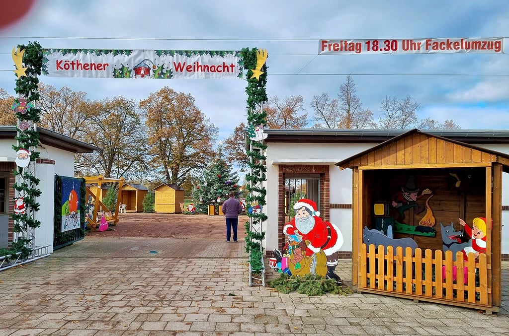 Am Köthener Stadion laufen die Vorbereitungen auf den Weihnachtsmarkt auf Hochtouren.