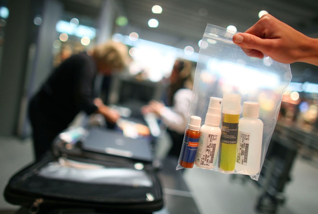 Maximal 100 Milliliter und alle Behälter verstaut in einem durchsichtigen Beutel: Diese Regeln sorgen oft für Verzögerungen bei der Sicherheitskontrolle. Britische Flughäfen wollen sie Medienberichten zufolge abschaffen.