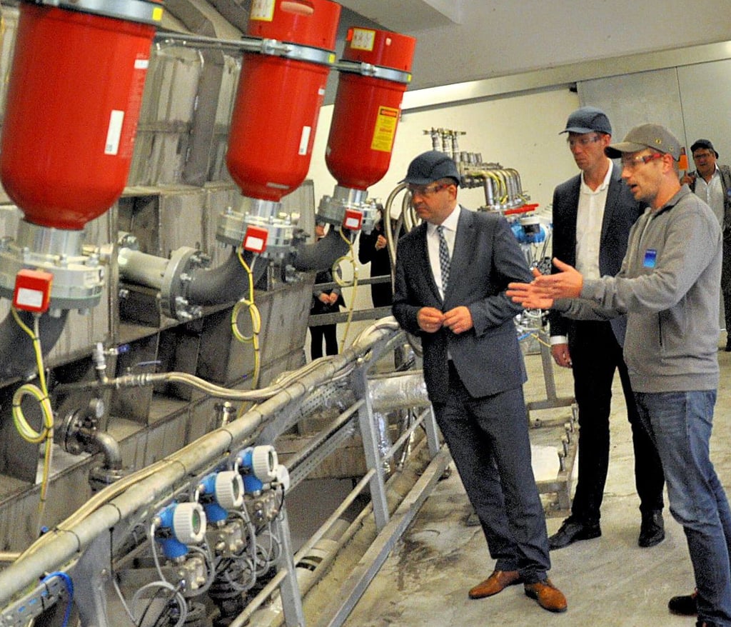 Im Oktober war Wirtschaftsminister Sven Schulze (li.) bei Inprotec, um die neue Wirbelschichtanlage in Betrieb zu nehmen. Jetzt ließ er sich über ein neues Projekt informieren.