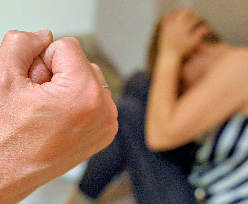 Die Faust ist geballt: Gewalt gegen Frauen in Partnerschaften ist keine Seltenheit, sondern Alltag. Frauenhäuser bieten Schutz.