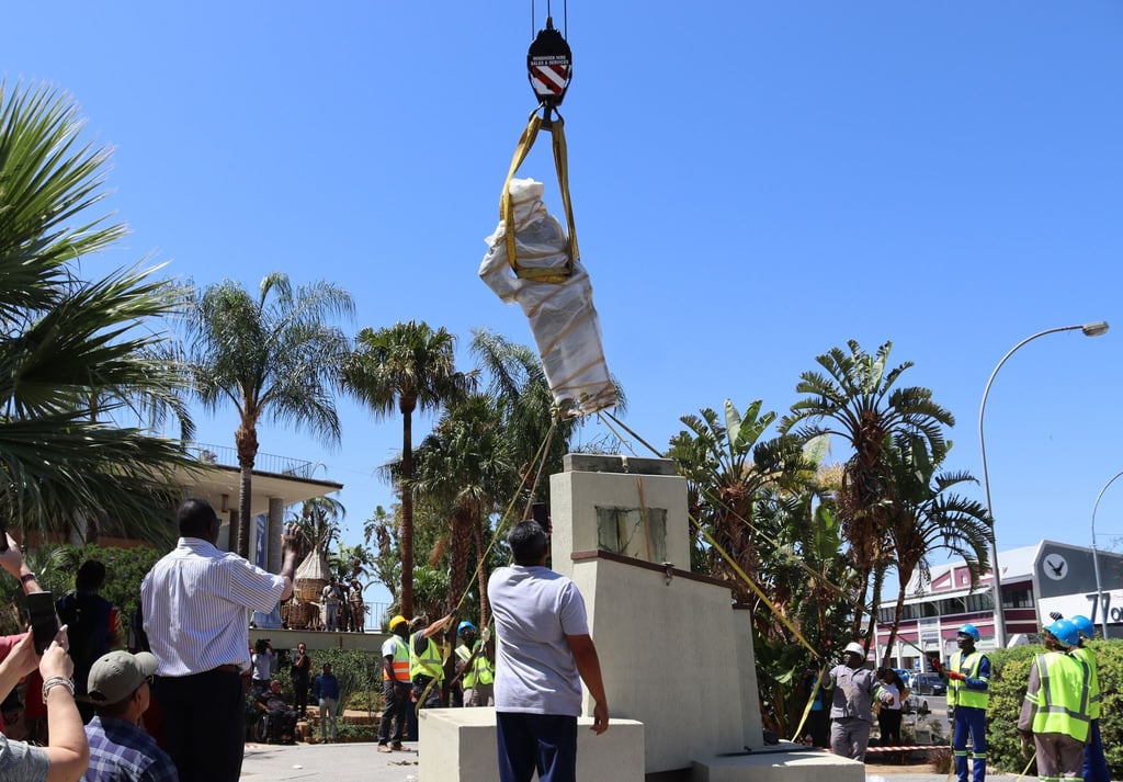 Die Statue des deutschen Kolonialherrn Curt von François ist von ihrem Platz vor der Stadt Windhuk in Namibia entfernt worden.