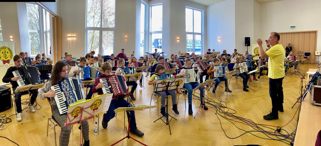 Die Kinder der Musikschule Fröhlich in Heiligenthal bei der Probe für ihr Jahresabschlusskonzert im Aschersleber Bestehornhaus.