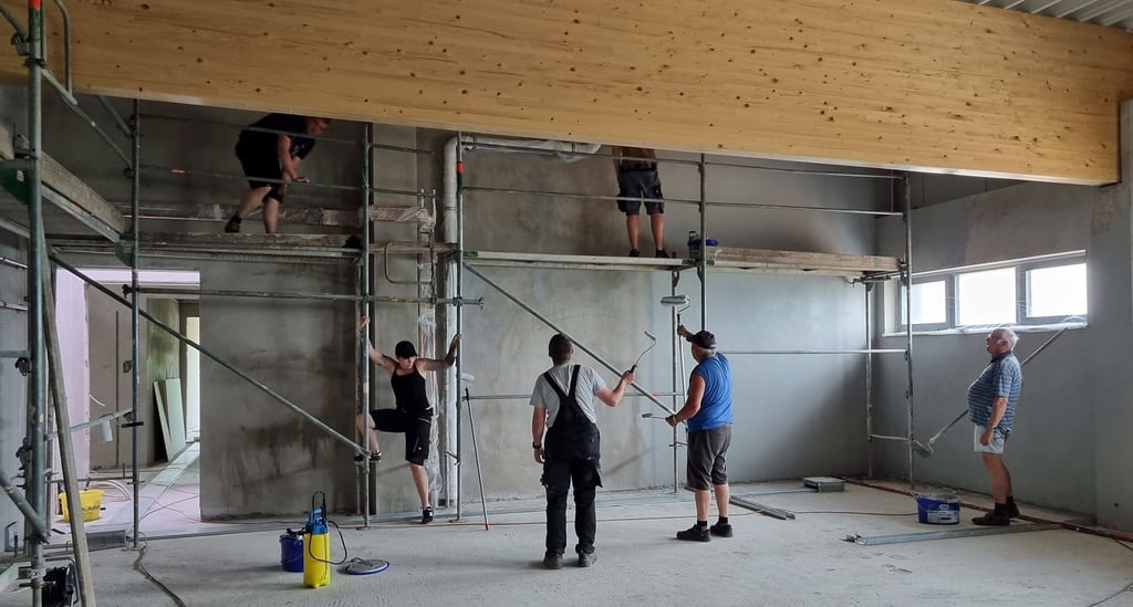 Sämtliche Malerarbeiten wurden von den Feuerwehrmitgliedern übernommen. Mit ihren Eigenleistungen halfen sie, die Kosten für den Neubau zu mildern.