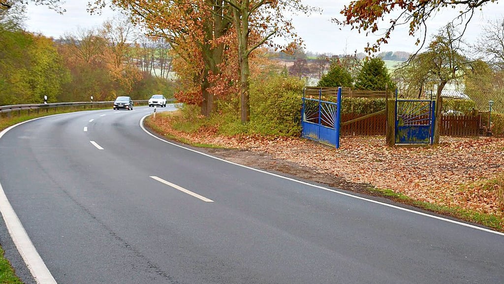 Wer aus der Toreinfahrt der Kleingartenanlage „Wolfshausen“ fahren möchte, kann die Straße nur schlecht einsehen.